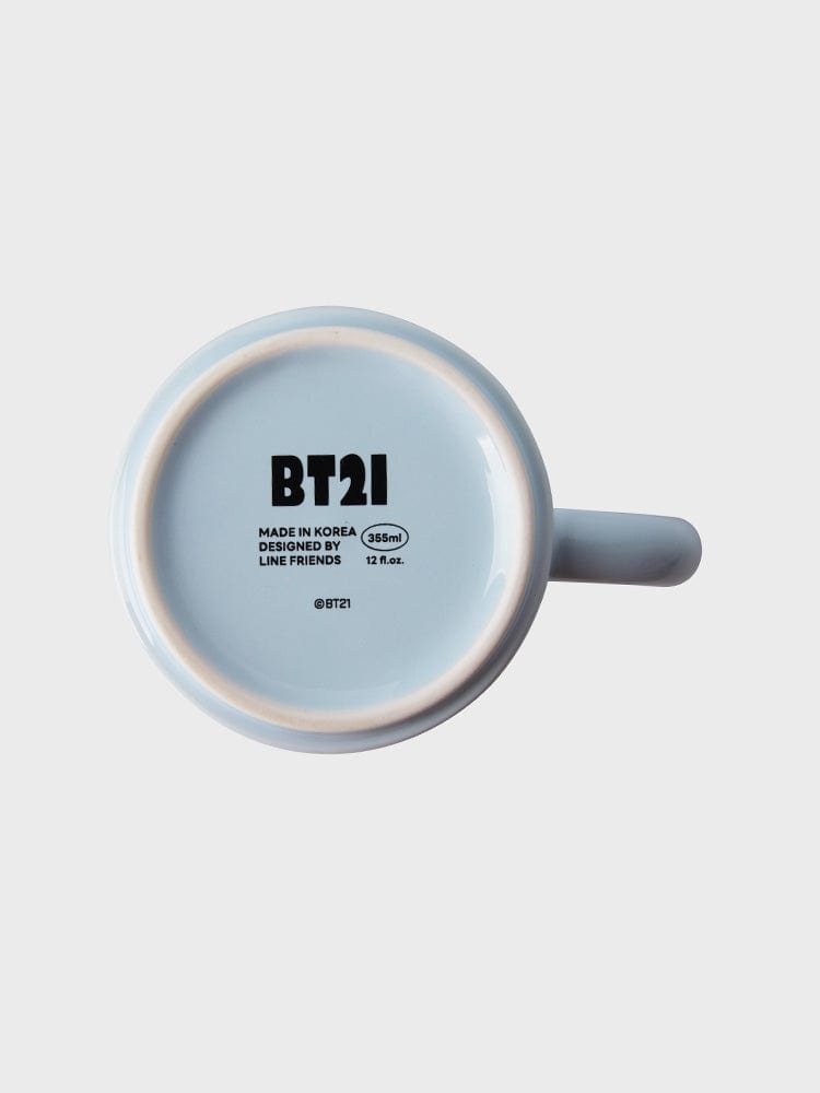 Vue arrière du BT21 MANG MUG CUP (12 OZ) NEW BASIC EDITION LINE FRIENDS, mug bleu kawaii dans un décor clair.