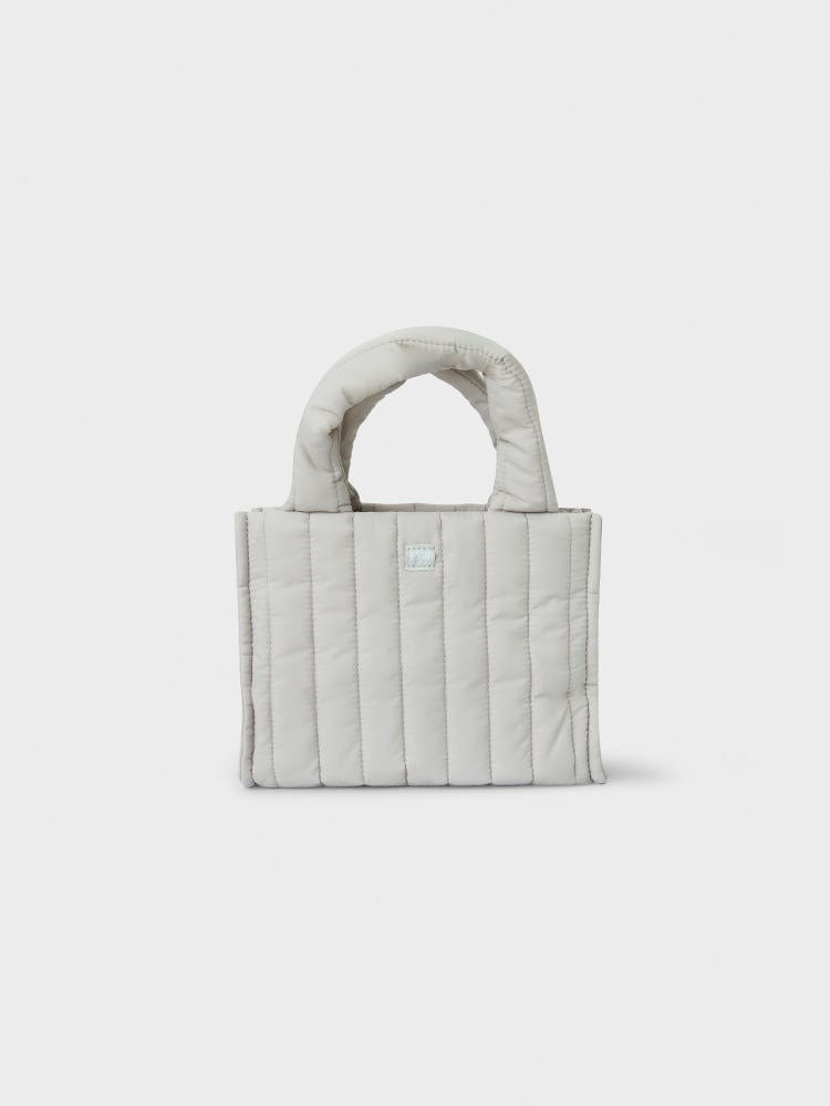 BT21 MANG QUILTED BAG WITH FACE PLUSH BADGE WINTER EDITION LINE FRIENDS : sac matelassé blanc avec poignée, design hiver.