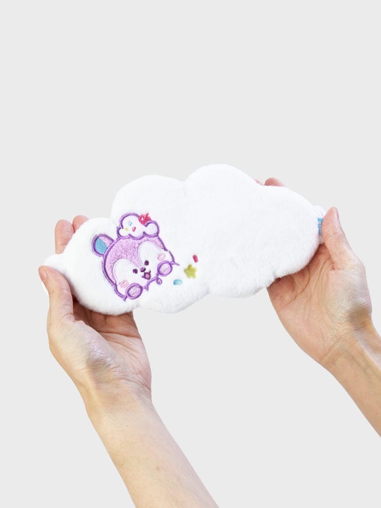 BT21 MANG SLEEP SHADE ON THE CLOUD EDITION, peluche kawaii MANG sur nuage, mains tenant l’article LINE FRIENDS.