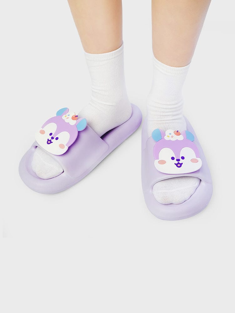 BT21 MANG SLIPPERS ON THE CLOUD EDITION : chaussons violets MANG poney masqué, style kawaii, sur fond blanc.