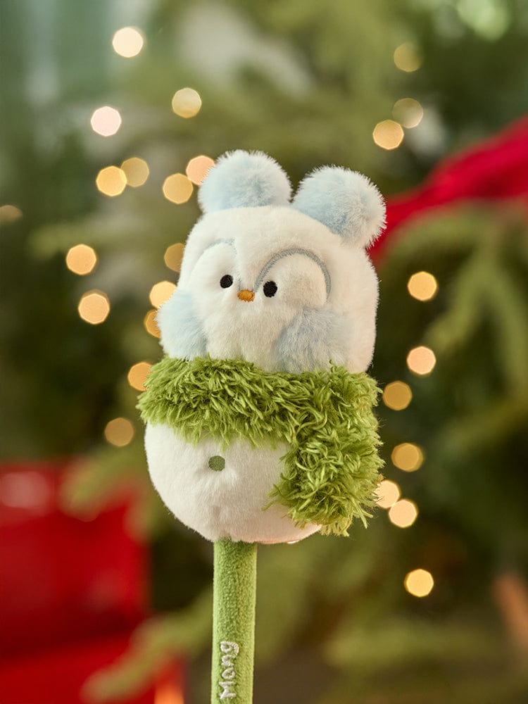 BT21 MANG mini minini SNOWMAN PLUSH GEL PEN PETITE HOLIDAY : peluche poney danseur masqué MANG devant sapin, Noël