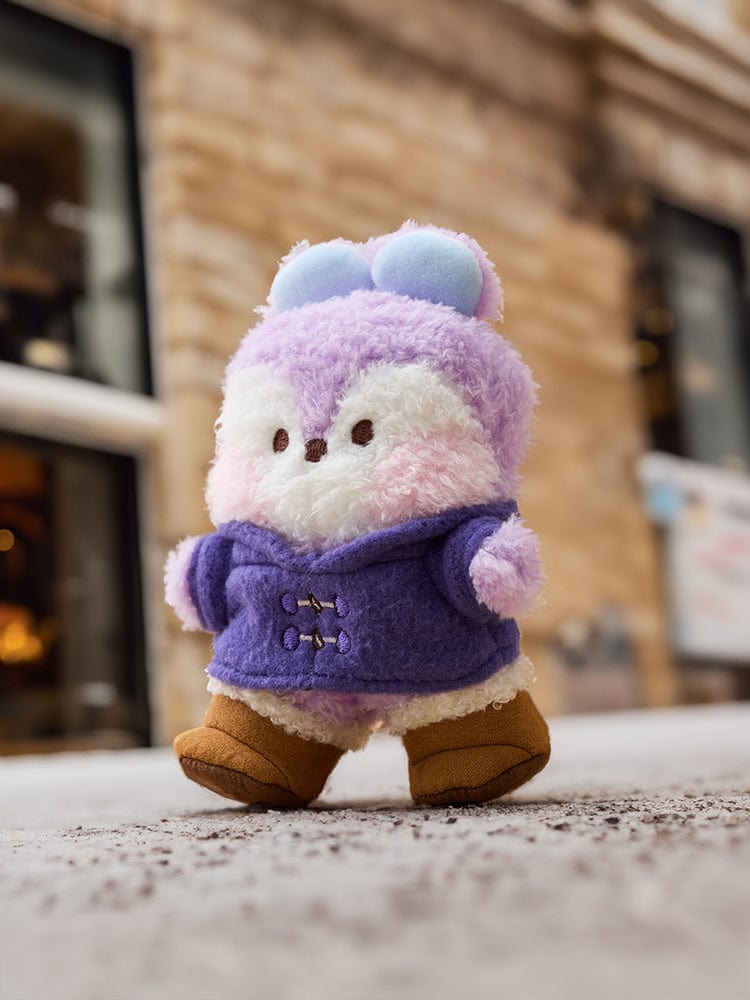 BT21 MANG minini DOLL BOOTS EDITION, peluche BT21 représentant MANG poney masqué j-hope, sur sol près d’une vitrine.