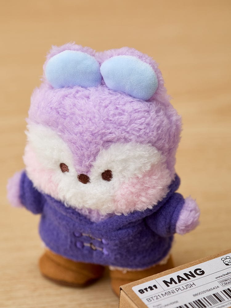 BT21 MANG minini DOLL BOOTS EDITION : peluche violette MANG, collection MININI, posée sur table beige (visuel produit)