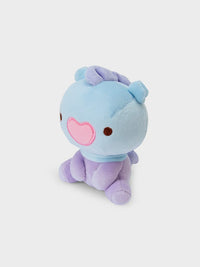 BT21 MANG minini LYING DOLL peluche officielle de la marque BT21, poney bleu couché, décor chambre, vue studio fond clair