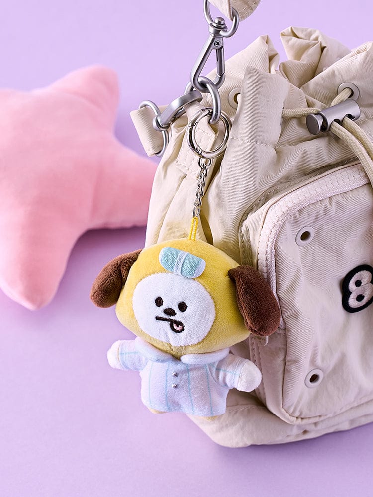 BT21 NEW BASIC CHIMMY PAJAMA PLUSH KEY RING, porte-clés officiel LINE FRIENDS avec peluche CHIMMY sur pyjama beige, fond rose