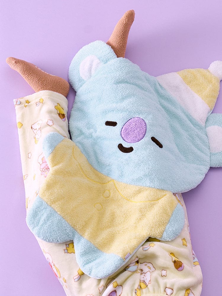 BT21 NEW BASIC KOYA SWEET DREAMS CHARACTER KNEE BLANKET avec KOYA koala en peluche sur couverture, ambiance kawaii LINE FRIENDS