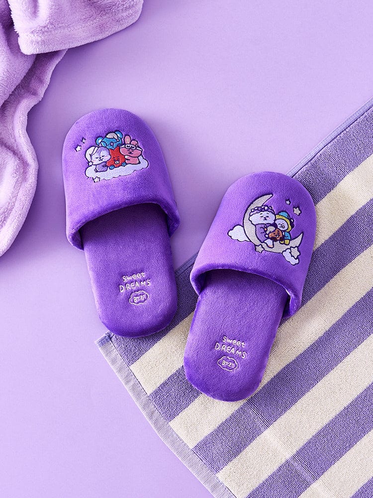 BT21 NEW BASIC SWEET DREAMS HOME SLIPPER, chaussons violets LINE FRIENDS/BT21 sur plaid, ambiance kawaii à la maison