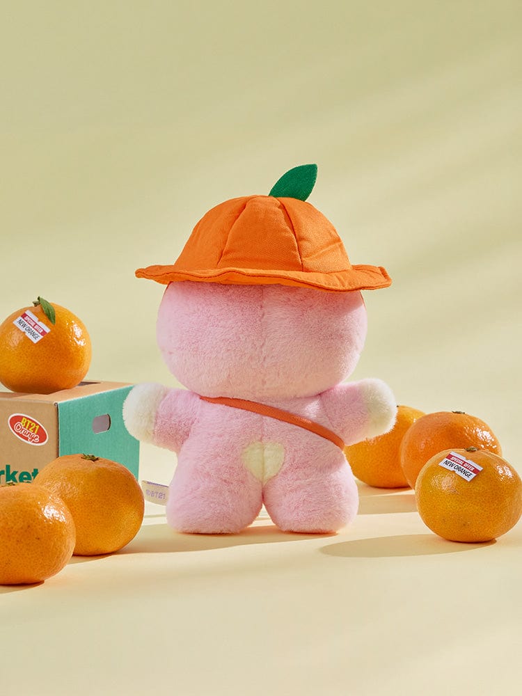 BT21 ORANGE PARTY COSTUME CLOSET - BUCKET HAT SET : peluche BT21 orange avec chapeau de fête, décorée sur fond beige
