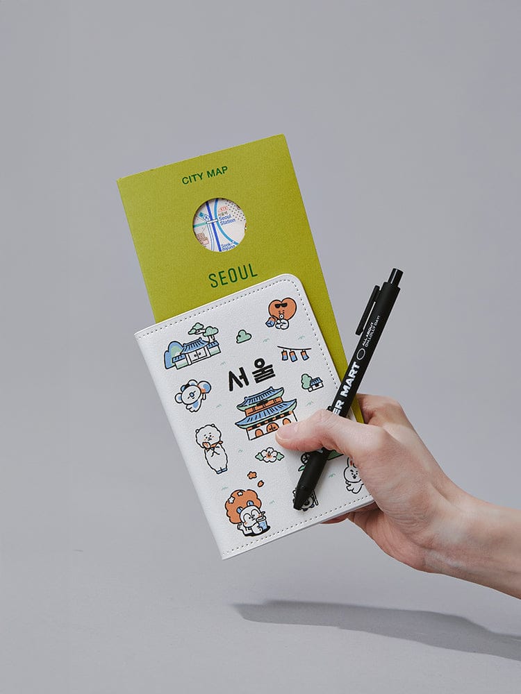 BT21 PASSPORT COVER SEOUL EDITION LINE FRIENDS : couverture passeport illustrée Seoul avec main tenant un stylo, sur fond clair