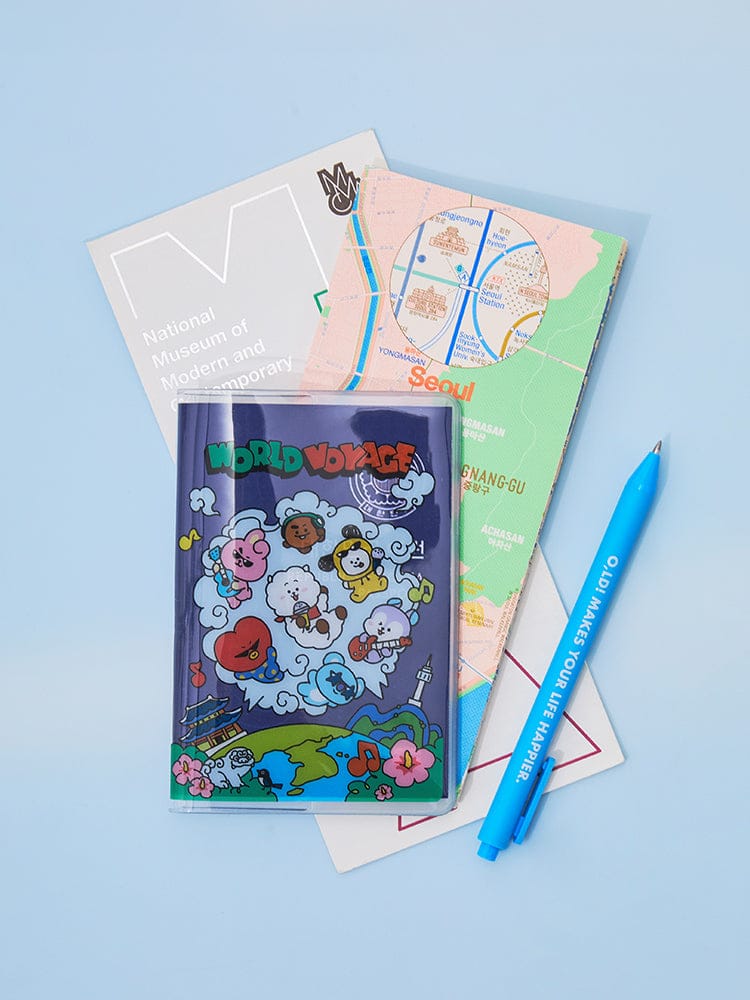 BT21 PASSPORT COVER WORLD VOYAGE : couverture passeport officielle LINE FRIENDS BTS, design voyage, avec documents et stylo sur fond bleu.