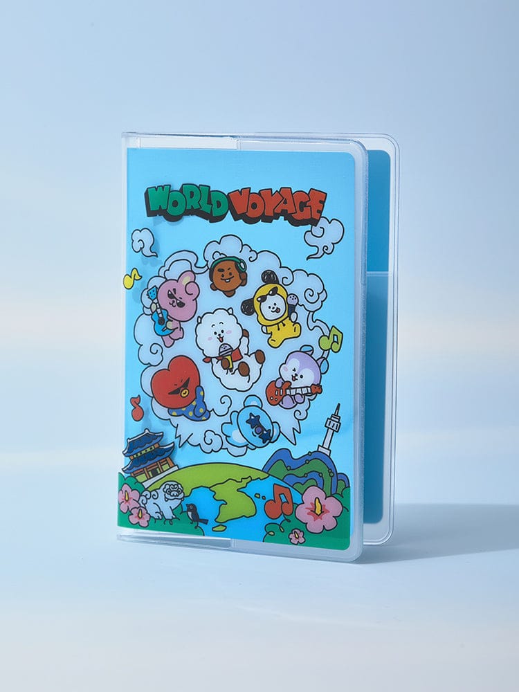 BT21 PASSPORT COVER WORLD VOYAGE : couverture passeport bleue World Voyage LINE FRIENDS, personnages BT21 sur fond bleu ciel.