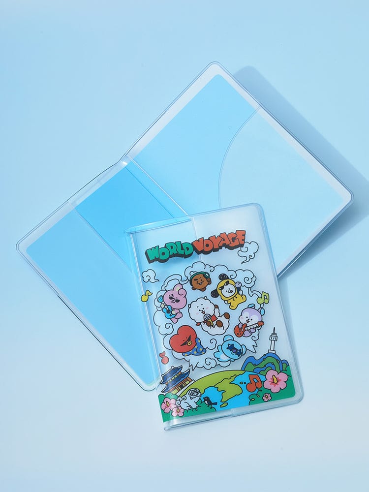 BT21 PASSPORT COVER WORLD VOYAGE, couverture passeport officielle LINE FRIENDS, illustrée sur fond bleu ciel avec personnages BT21.