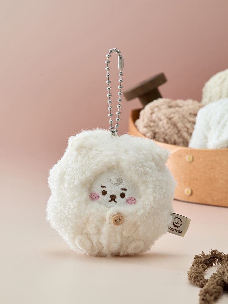 BT21 PLUSH KEYRING MADE BY RJ, porte-clés peluche RJ alpaga devant une étagère, accessoire officiel LINE FRIENDS.