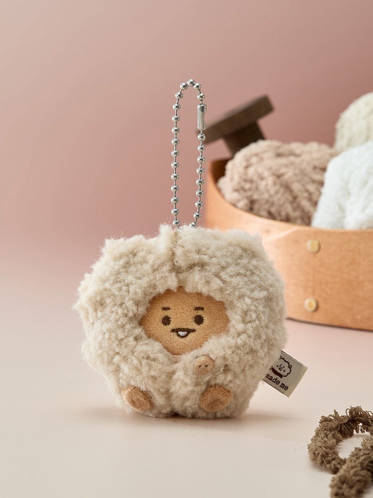 BT21 PLUSH KEYRING MADE BY RJ, porte-clés alpaga RJ en peluche officielle LINE FRIENDS, sur fond beige et sac.