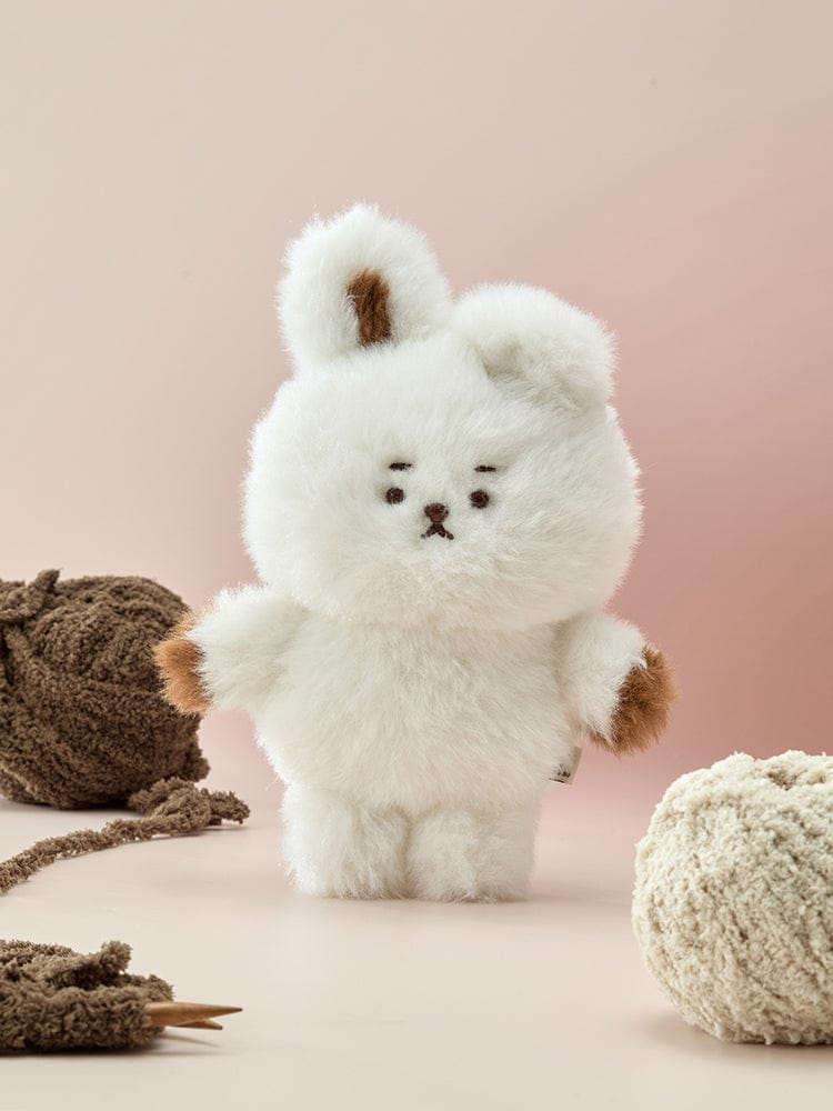 BT21 PLUSH MADE BY RJ, peluche alpaga blanche officielle LINE FRIENDS sur fond beige avec accessoires en tissu