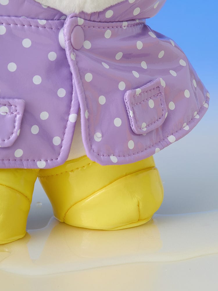 BT21 RAINY DAY CLOSET - RAINCOAT AND RAIN BOOTS, peluche LINE FRIENDS BT21 en tenue pluie violette, gros plan sur vestes et bottes