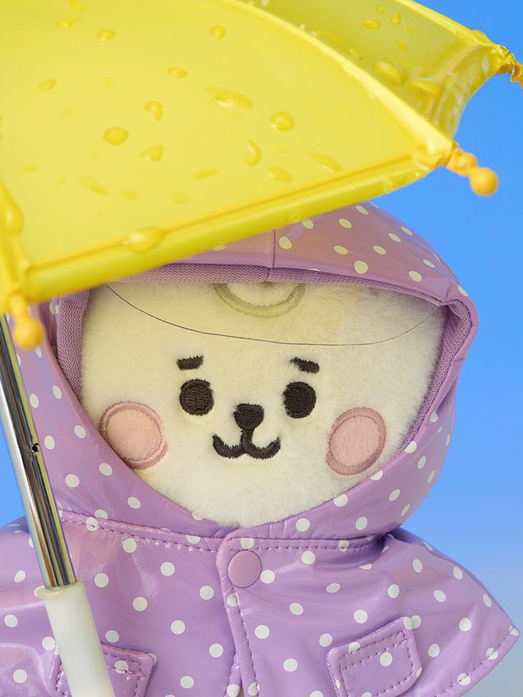 BT21 RAINY DAY CLOSET - RAINCOAT AND RAIN BOOTS : peluche BT21 sous un parapluie jaune, veste violette à pois, pluie.