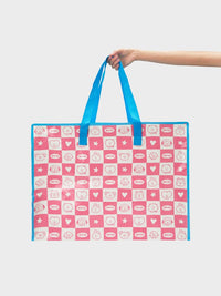 BT21 REUSABLE BAG (XL) 2023 F/W TRAVEL ACC. EDITION : sac réutilisable XL BT21/LINE FRIENDS, motifs cœurs roses, poignée bleue.