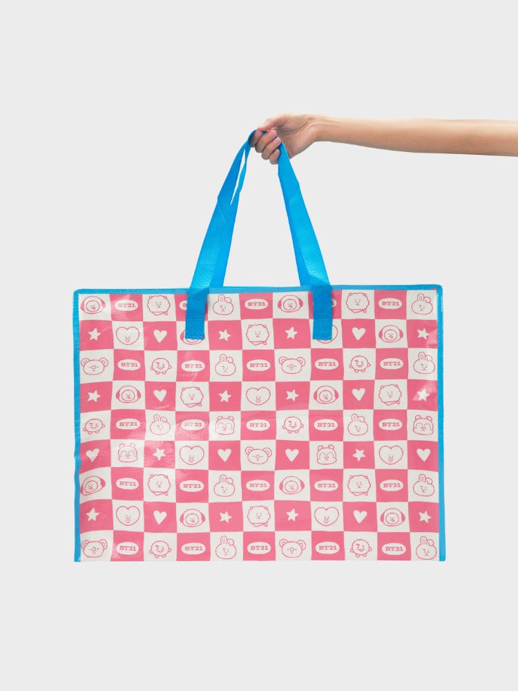 BT21 REUSABLE BAG (XL) 2023 F/W TRAVEL ACC. EDITION : sac réutilisable XL BT21/LINE FRIENDS, motifs cœurs roses, poignée bleue.