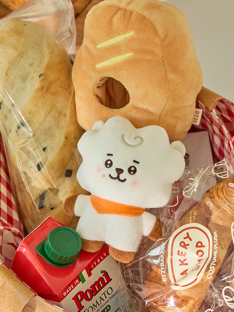 BT21 RJ BABY COSTUME PLUSH DOLL BAKERY SHOP : peluche RJ alpaga dans un décor boulangerie avec produits et confiseries.