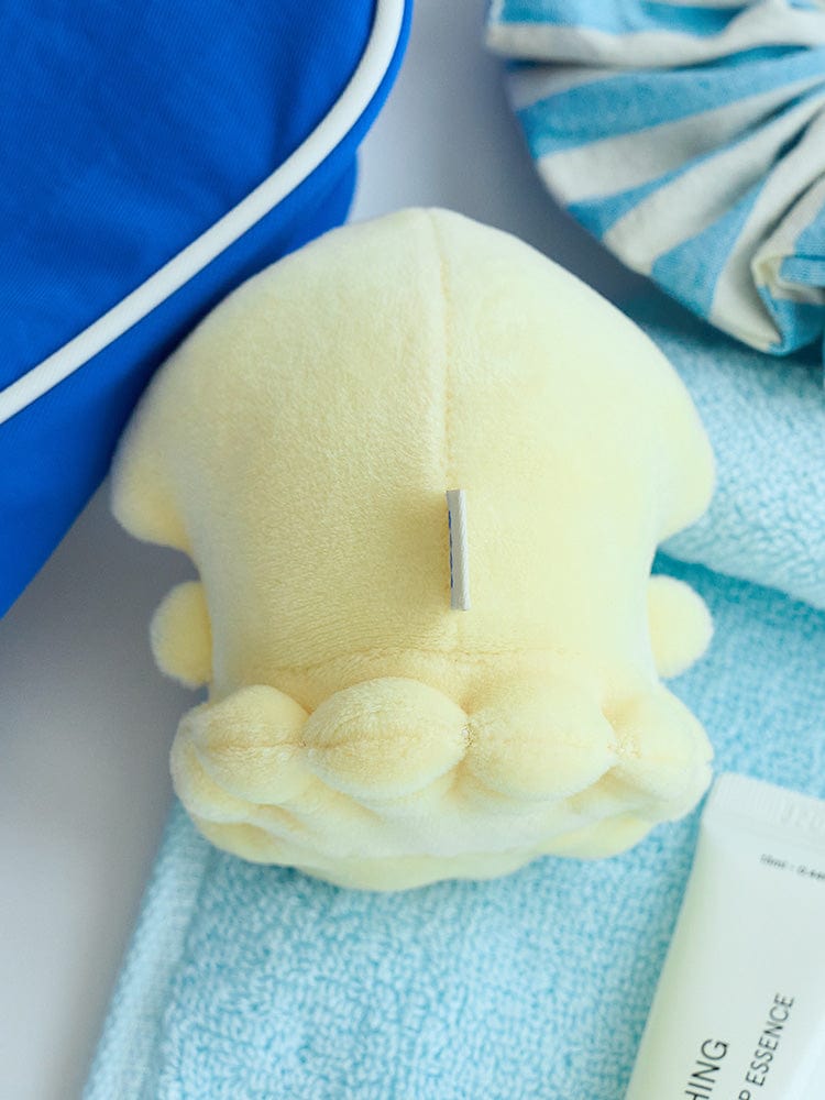 BT21 RJ BABY MINI DOLL OCEAN FRIENDS, peluche alpaga officielle LINE FRIENDS sur drap bleu océan, visage de dos flou