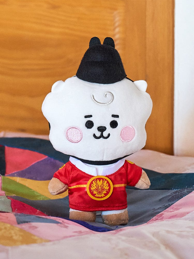 BT21 RJ BABY PLUSH DOLL K-EDITION 2 : peluche alpaga RJ officielle LINE FRIENDS, sur coussin coloré, décor chambre.