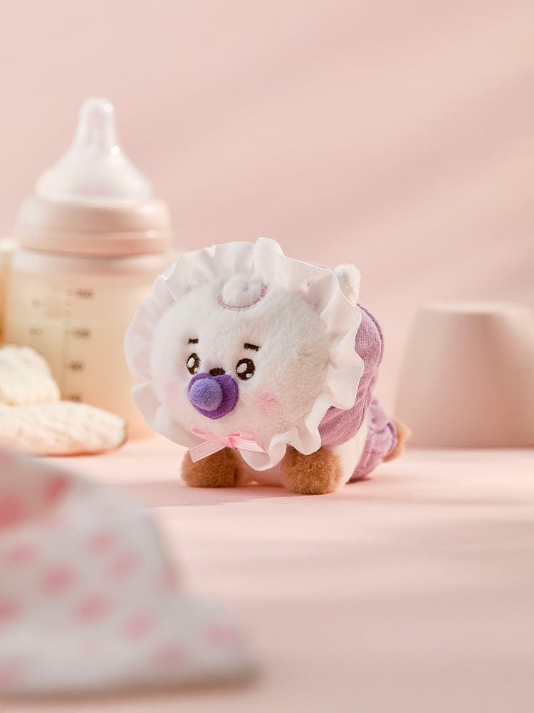 BT21 RJ BABY PLUSH NEWBORN SEASON 2 : peluche officielle LINE FRIENDS en alpaga, décor chambre bébé, ambiance rose tendre.