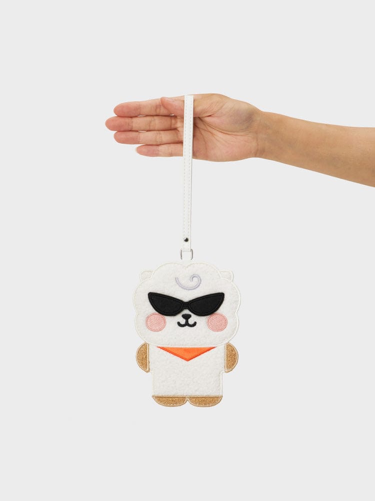 BT21 RJ BABY TRAVEL LUGGAGE TAG : porte-bagage RJ en peluche, main tenant l’étiquette de voyage, licence LINE FRIENDS.
