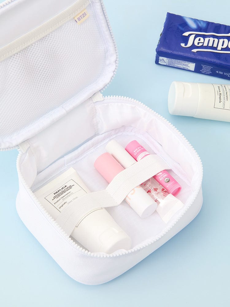 BT21 RJ BASIC MULTI POUCH (S) LINE FRIENDS : pochette blanche ouverte avec accessoires, style quotidien sur fond bleu.