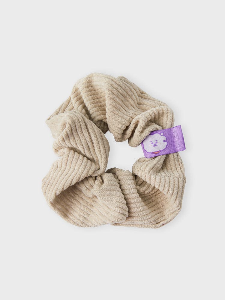 BT21 RJ HAIR SCRUNCHIE NEW BASIC EDITION : chouchou beige avec tag violet RJ, look kawaii, fond clair LINE FRIENDS.