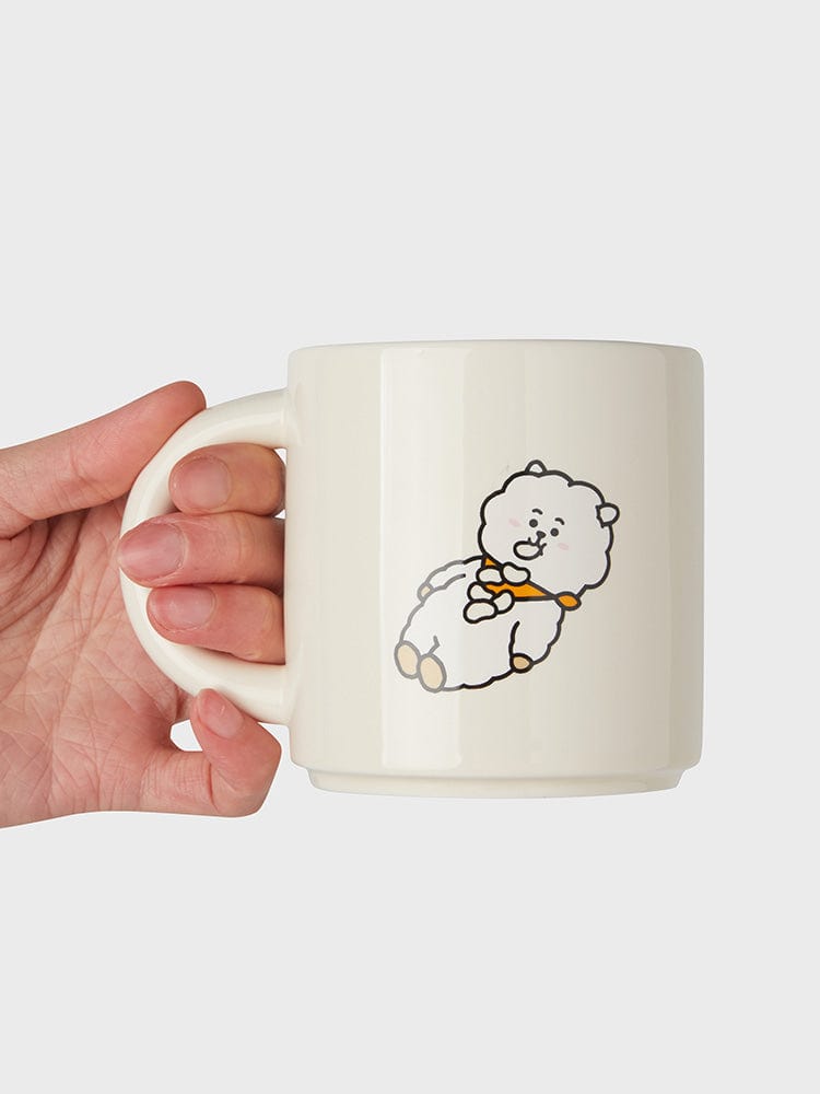 BT21 RJ MUG CUP (12 OZ) NEW BASIC EDITION, tasse officielle LINE FRIENDS avec RJ alpaga, main tenant sur fond clair