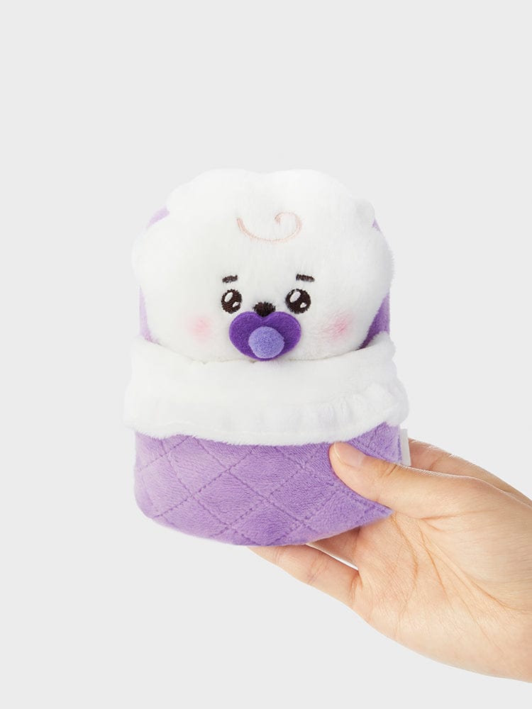 BT21 RJ NEWBORN BABY PLUSH officiel LINE FRIENDS, peluche alpaga bébé RJ sur fond clair, main tenant la peluche