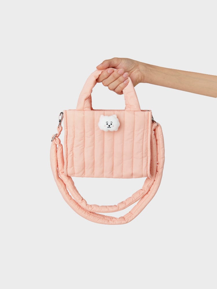 BT21 RJ QUILTED BAG WITH FACE PLUSH BADGE WINTER EDITION, sac matelassé rose LINE FRIENDS avec badge peluche RJ
