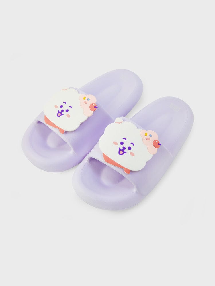 BT21 RJ SLIPPERS ON THE CLOUD EDITION : chaussons officiels LINE FRIENDS sur fond clair, RJ alpaga, style nuage kawaii.
