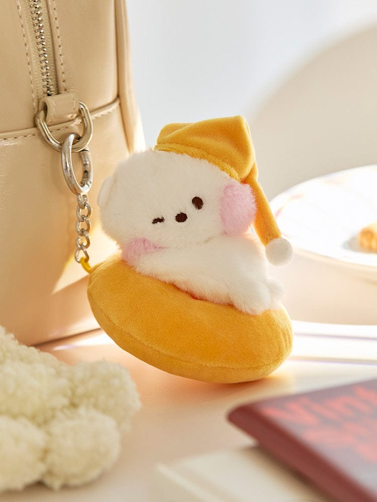 BT21 RJ mini minini PLUSH KEYRING CHILL BREAK : porte-clés alpaga RJ en peluche jaune sur sac à dos, ambiance K-pop.