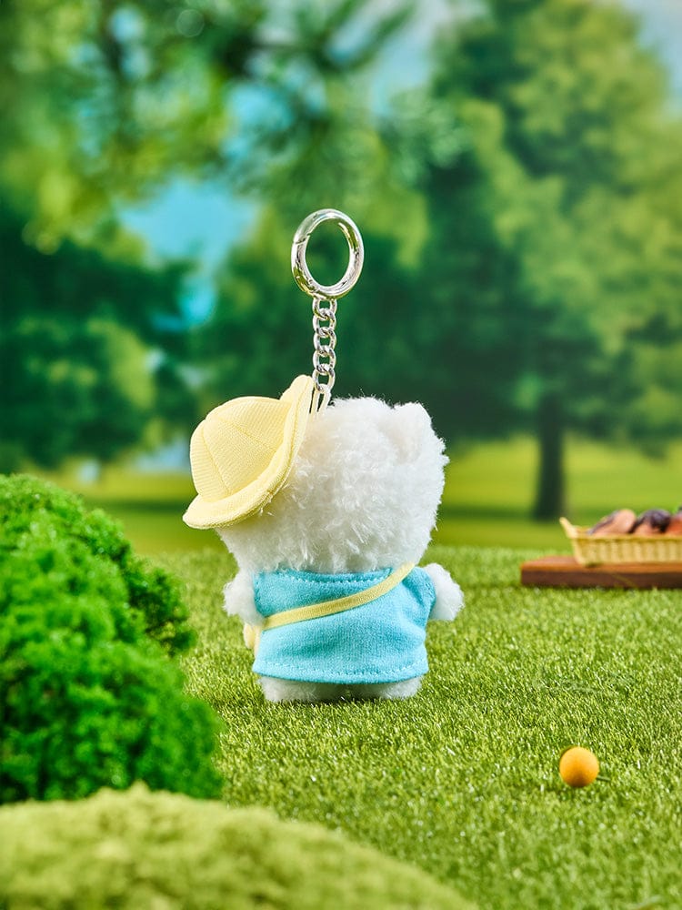 BT21 RJ mini minini PLUSH KEYRING PICNIC MATE : porte-clés officiel RJ alpaga, en peluche sur pique-nique en plein air.