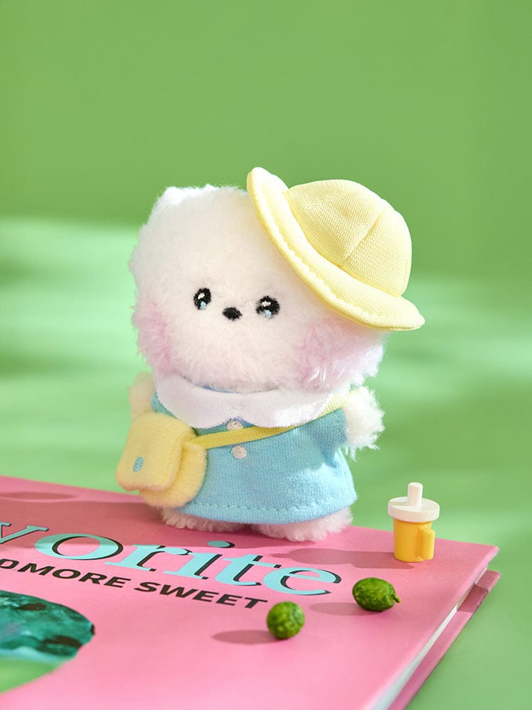 BT21 RJ mini minini PLUSH KEYRING PICNIC MATE : porte-clés alpaga RJ sur livre, style pique-nique, couleur verte pastel.
