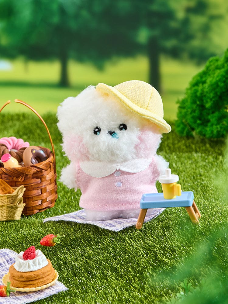 BT21 RJ mini minini PLUSH PICNIC MATE : peluche officielle alpaga RJ au pique-nique, posée sur l’herbe verte.