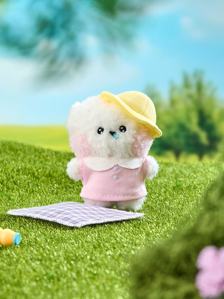 BT21 RJ mini minini PLUSH PICNIC MATE, peluche RJ alpaga officielle sur une nappe, décor champ vert, jardin