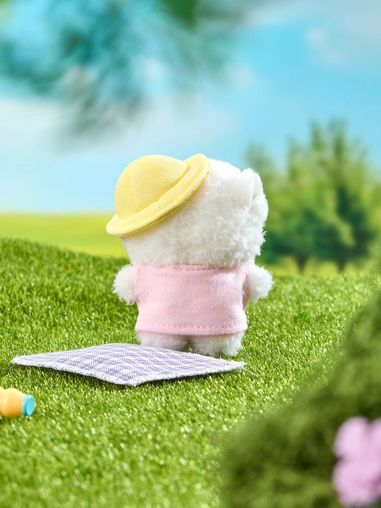 BT21 RJ mini minini PLUSH PICNIC MATE, peluche officielle alpaga RJ sur pique-nique en herbe avec accessoires décoratifs.