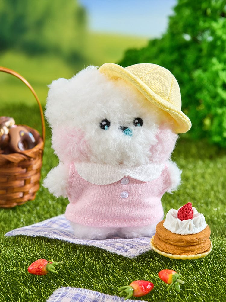 BT21 RJ mini minini PLUSH PICNIC MATE, peluche alpaga officielle Jin de BTS sur pique-nique vert, fraises et gâteau