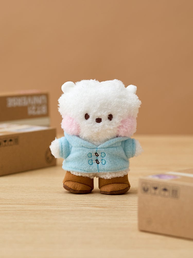 BT21 RJ minini DOLL BOOTS EDITION : peluche RJ alpaga aux boots, collection minimaliste, sur table avec boîtes BT21.