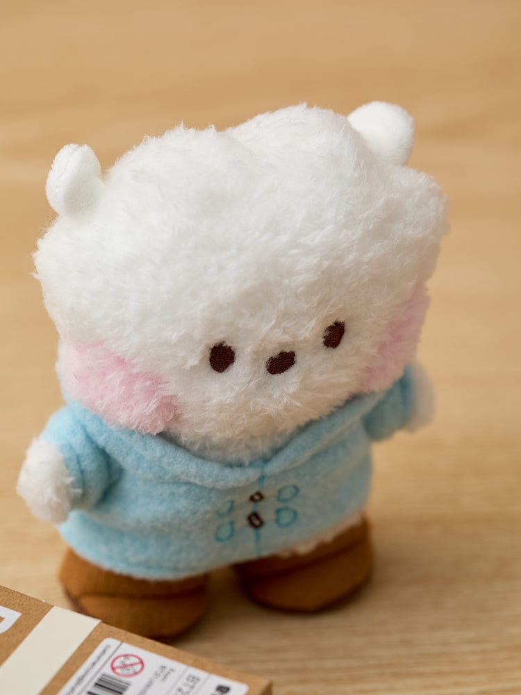 BT21 RJ minini DOLL BOOTS EDITION : peluche officielle RJ alpaga aux détails, sur table bois, décor chambre ou cadeau.