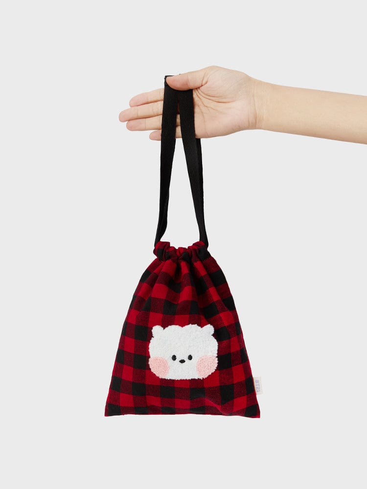 BT21 RJ minini STRING POUCH BASIC : pochette à cordon rouge à carreaux avec RJ, tenue par une main sur fond clair.