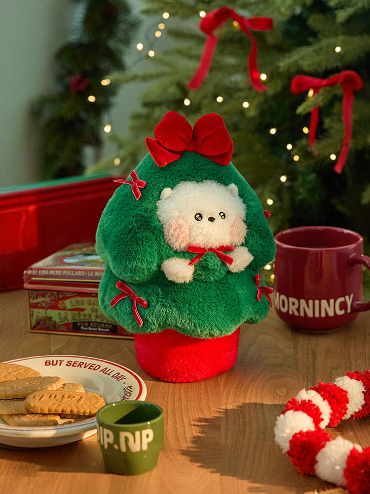 BT21 RJ minini TREE PLUSH PETITE HOLIDAY, peluche RJ alpaga BT21 dans décor de Noël vert, guirlandes et rubans