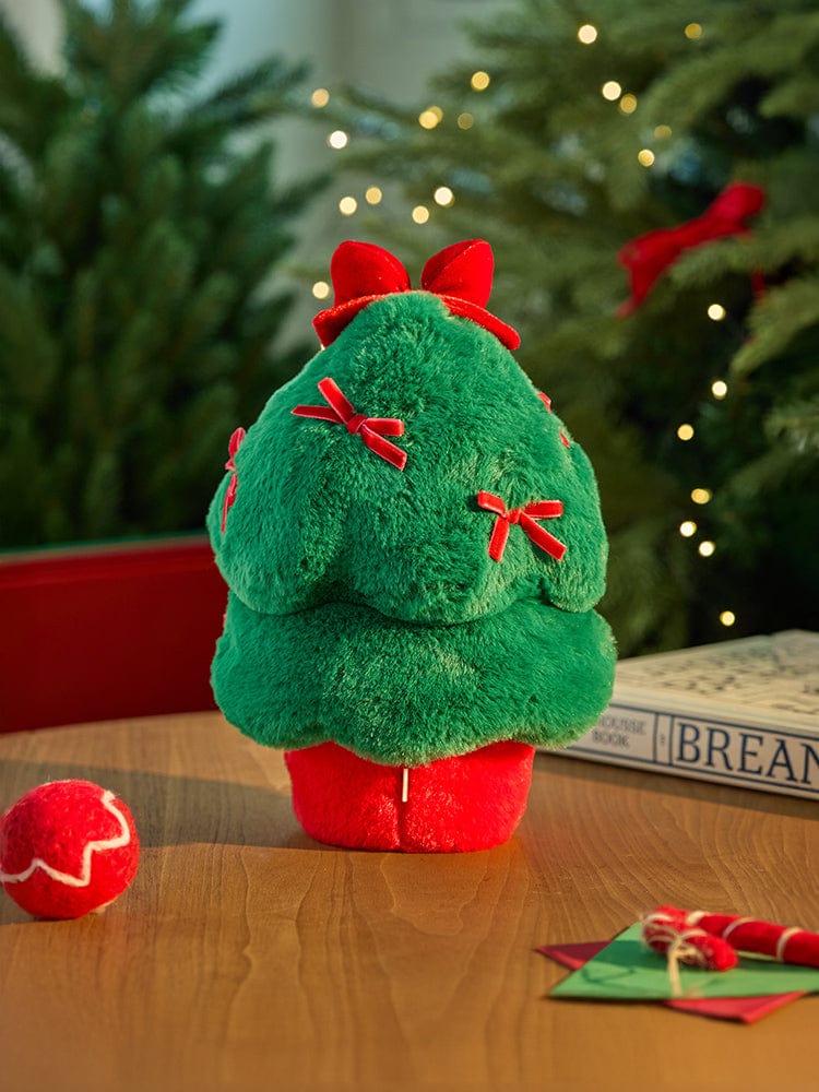 BT21 RJ minini TREE PLUSH PETITE HOLIDAY, peluche RJ alpaga BT21 sur table près du sapin décoré de Noël, ambiance lumineuse