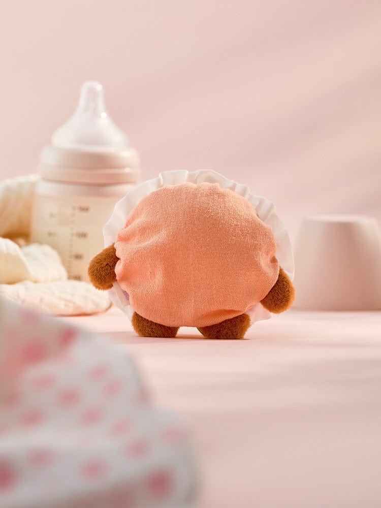 BT21 SHOOKY BABY PLUSH NEWBORN SEASON 2 : peluche officielle SHOOKY sur lit bébé, biberon et chambre pastel, douceur