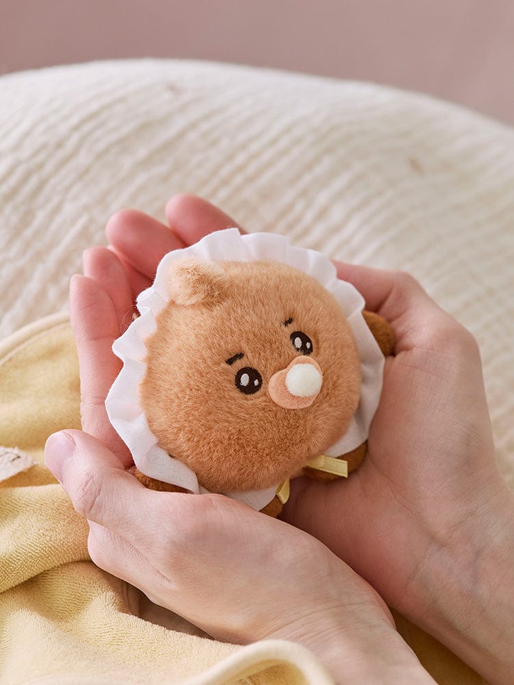 BT21 SHOOKY BABY PLUSH NEWBORN SEASON 2 : peluche officielle SHOOKY tenue dans les mains, décor chambre, style bébé doux