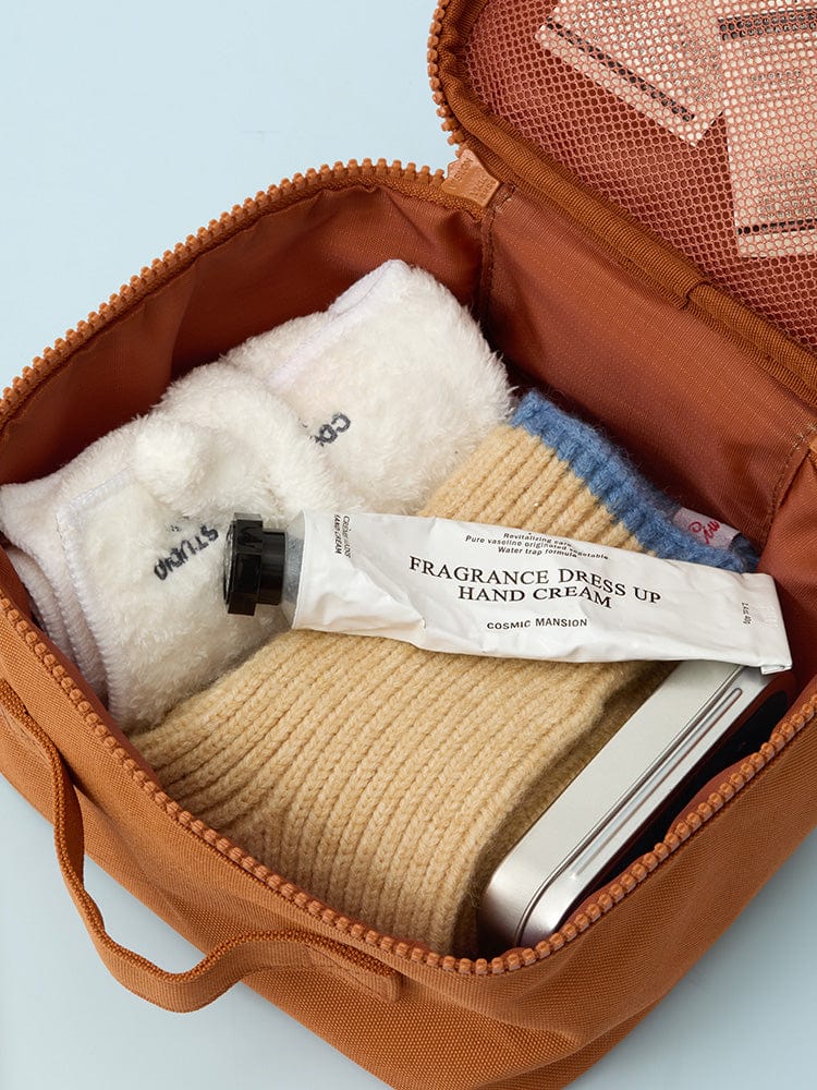 BT21 SHOOKY BASIC MULTI POUCH (M) de LINE FRIENDS, pochette orange ouverte avec accessoires et textiles, style quotidien