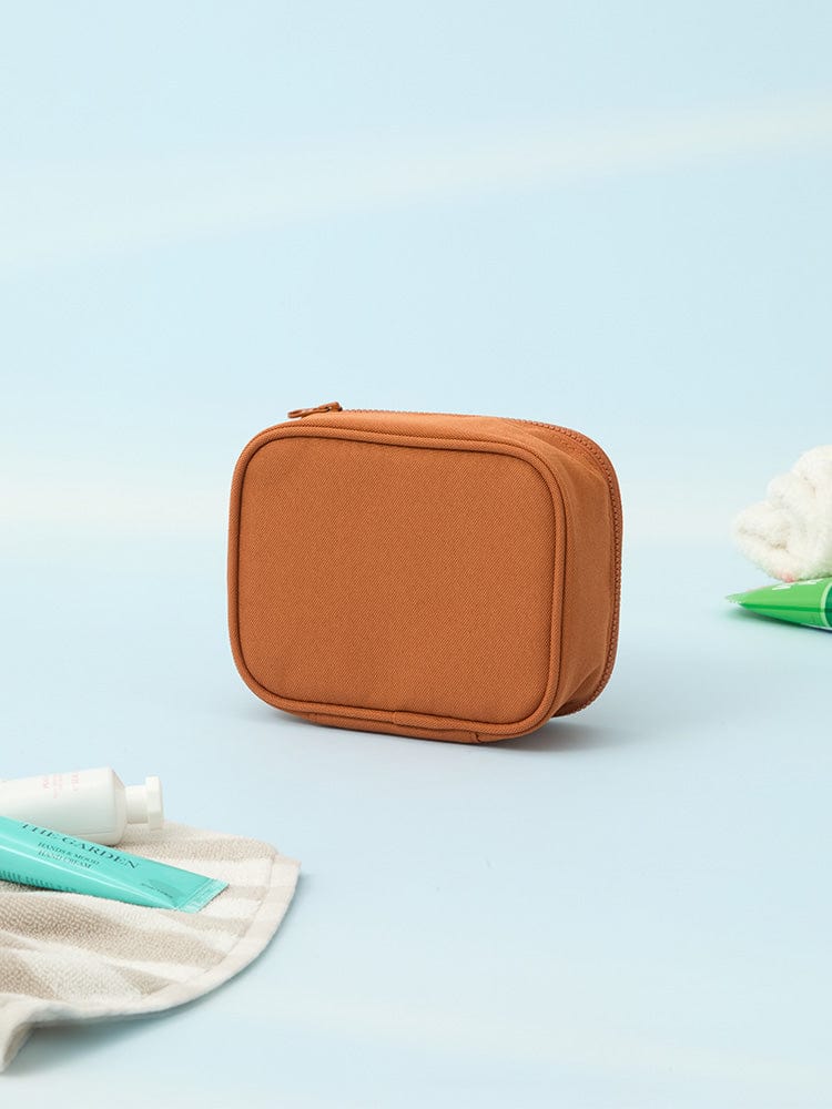 BT21 SHOOKY BASIC MULTI POUCH (S) LINE FRIENDS : pochette orange avec illustration Shooky, accessoire compact sur fond bleu.